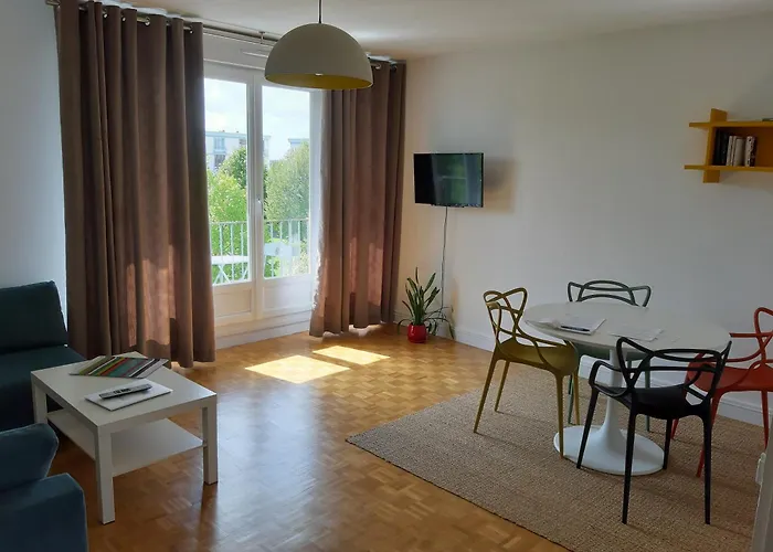 Appartement Lumineux Idealement Situe A Proximite De Musees Equipements Sportifs Salle De Spectacle Commerces